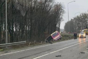 На Львівщині у ДТП потрапив приміський автобус (фото, відео)