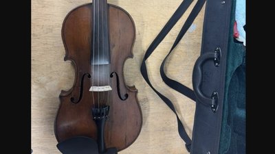 Українець намагався вивезти за кордон старовинну скрипку