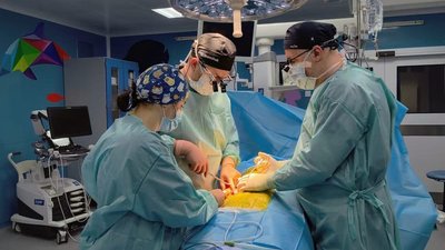 У Львові медики пересадили нирку 15-річному сину захисника
