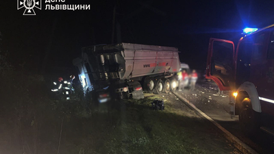 Стали відомі подробиці про автотрощу вантажівок у Львівському районі (ФОТО, ВІДЕО)