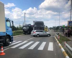 Водій влетів в пішоходів: на Київщині сталася смертельна ДТП (відео 18+, фото)