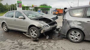 Біля АЗС у Пустомитах сталося зіткнення автомобілів (ФОТО)