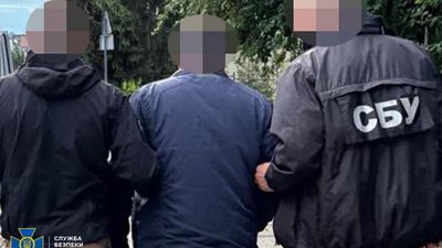Правоохоронці викрили одного з керівників оборонного підприємства, який торгував бронюваннями