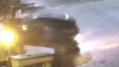 В Ужгороді після ДТП водій Touareg зняв номери й утік (ВІДЕО)