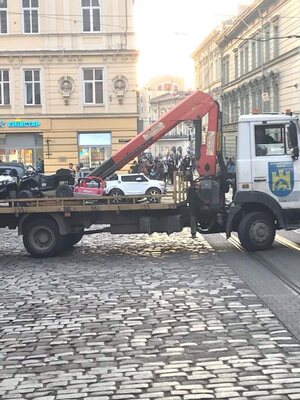 Власник прокатних машинок біля Оперного напав на «муніципалів» з газовим балончиком, — подробиці