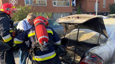 У Львові загорівся припаркований на вулиці автомобіль (ФОТО)