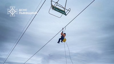 На Львівщині на горі зупинився крісельний підйомник