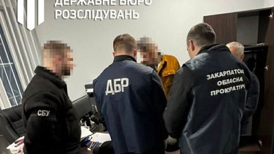 На Закарпатті судитимуть митника, який вимагав гроші за сприяння у ввезенні в Україну елітних годинників