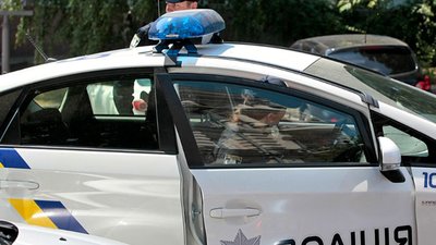 У центрі міста на Львівщині юнак за кермом автомобіля збив дівчину