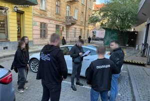Фото: Львівська обласна прокуратура. Правоохоронці проводять затримання підозрюваного в організації незаконного переправлення через кордон.