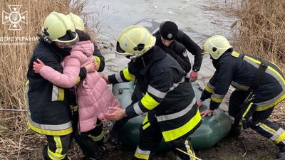 На Львівщині дитина провалилася під кригу