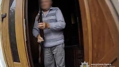 На Тернопільщині чоловік вимагав приїзду поліцейських, аби стріляти по них