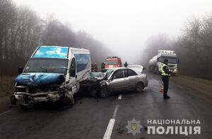 Автобус та легковик не розминулись на Хмельниччині: є загиблі