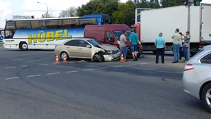 У Львові, біля ТЦ "King Cross Leopolis", не розминулись легковик з мікроавтобусом (фото, відео)