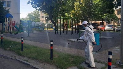 Львів’ян просять утриматись від відвідування дитячих майданчиків, які оброблятимуть від кліщів