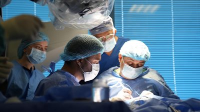 Польський лікар у Львові допоміг повернути слух військовим після контузії