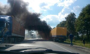 У Пустомитівському районі горів вантажний автомобіль (фото, відео)