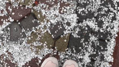 На Прикарпатті та Львівщині випав град (ВІДЕО)