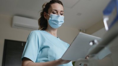 Уряд прийняв рішення про автоматичне взяття на військовий облік жінок-медиків без особистої присутності