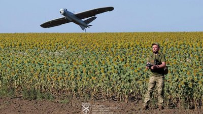 Україна першою в світі почала регулярно використовувати в бою рої дронів на ШІ, - WSJ