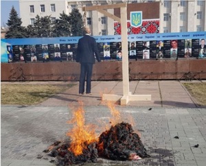 У Херсоні повісили опудало Путіна та спалили матрьошку (фото)