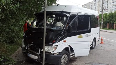 На Львівщині у ДТП загинув водій мікроавтобуса (ФОТО)