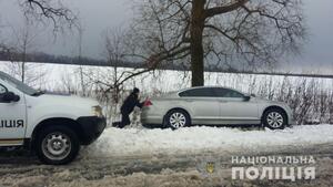 Негода в Україні: понад три сотні авто застрягли у снігових заметах, для звільнення шляху використовують БТР (фото, відео)