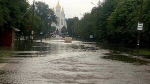 Потужна злива перетворила вулиці Чернігова на річки (фото)