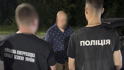 СБУ та поліція затримали військових, які продавали "зняття з розшуку" та місце в тилу