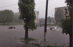 Автівки плавають: після сьогоднішнього дощу затопило Червоноград (відео, фото)