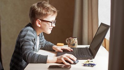 Уряд рекомендує тимчасово припинити освітній процес в очному форматі