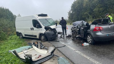 На Львівщині постраждала водійка з Тернополя: жінку деблокували з понівеченого авто (ФОТО)