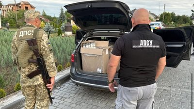 18-річного контрабандиста піймали біля кордону — 500 пачок сигарет вилучено