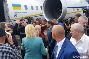 До України повернулися політв’язні (фото, відео)