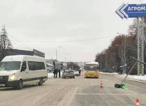 У Львові таксист збив світлофор з дорожнім знаком (ФОТО)