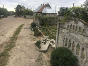 На Львівщині п'яний водій не впоравшись з керуванням, розтрощив огорожу господарства (фото)