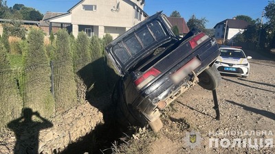 На Закарпатті підлітки злетіли з дороги на викраденому автомобілі (ФОТО)