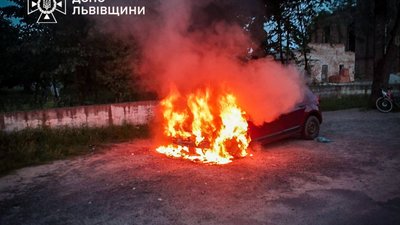 У різних районах Львівщини палали три автомобілі (ФОТО)