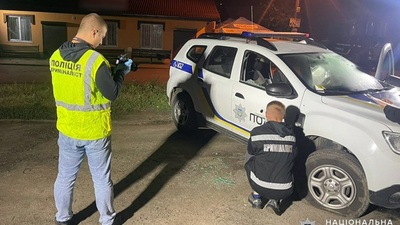 На Хмельниччині чоловік розстріляв два службових авто та поранив поліцейського і цивільного