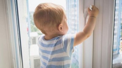 У Львові одноріча дитина зачинила маму на балконі дев’ятого поверху