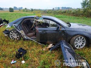 На трасі "Київ–Чоп" легковик протаранив відбійник: загинули двоє людей