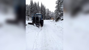 На Прикарпатті стався зсув ґрунту та снігу на проїжджу частину (ФОТО)