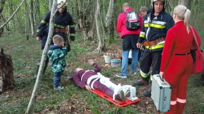 Мешканка Закарпаття збирала гриби і зірвалася з 10-метрового схилу