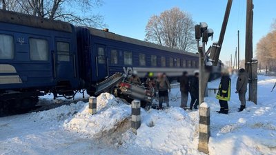 На Прикарпатті сталася ДТП на залізничному переїзді
