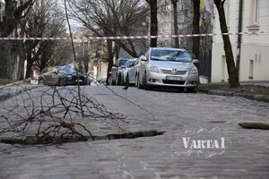   У Львові утворилося величезне провалля посеред вулиці (ФОТО)