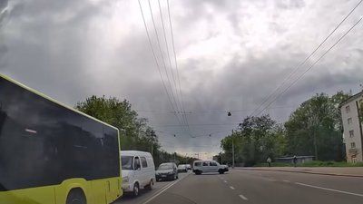 Львівська водійка стала свідком одразу трьох порушень ПДР водієм Renault (ВІДЕО)