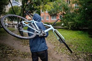 У Сихівському районі з під’їзду житлового будинку вкрали велосипеди (відео)