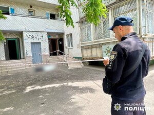 В Одесі чоловік завдав численних ножових поранень дружині і 8-річній доньці, а потім скоїв самогубство (ФОТО/ВІДЕО)