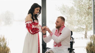 Відео з обітницею пораненого спецпризначенця з Львівщини і «Так» нареченої розчулило мільйони людей