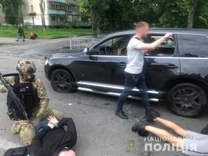 Викрали, побили, відібрали речі: у столиці заарештували злочинну банду, яка вимагала у жінки «неіснуючий борг» (відео)